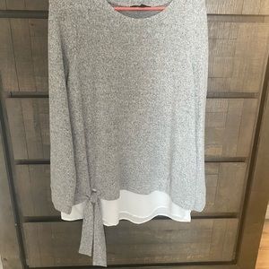 Simply Vera Wang light sweater w hem/ knot detail